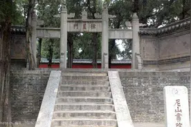 孔子喜欢音乐。在月明的晚上，一定会有祥和的乐声从尼山上飘下图片