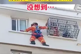 3岁萌娃被困厕所淡定洗头玩泡沫，网友“神”代入孩子心理活动图片