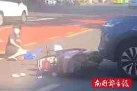太险！海口一孕妇骑电动车与汽车相撞后，抱肚痛哭……图片