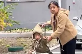 萌娃看见下班的妈妈秒变笑脸 宝妈：疲惫都消失了图片