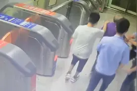 不扫码硬闯地铁站，还辱骂抓伤民警？“任性”老人被行拘10天图片