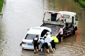 风里雨里泡在水里 他们只为留下平安给你图片