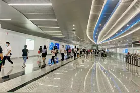 18号线首个早高峰体验如何？“比3号线舒服100倍”图片