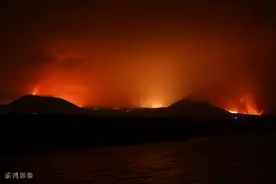 西班牙拉帕尔马岛持续喷发 熔岩流入大海场面震撼图片