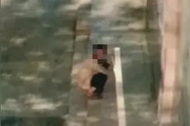 行拘！不满处罚，一男子竟在交警队门口多处排泄粪便……图片