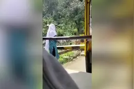 印度女子因找不到工作冲上铁轨自杀 被人拖回路边悲痛大哭视频封面