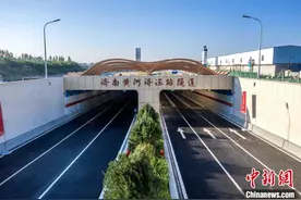 世界首条穿越地上“悬河”隧道建成通车图片