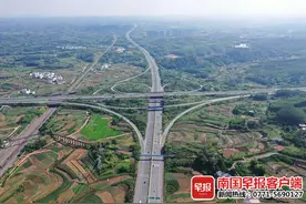 预警！国庆假期将迎来拥堵高峰期，建议大家错峰出行图片