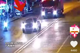 广西一女司机阻挡消防车5分钟，听到鸣笛仍不让？本人：以为正常开就行了图片