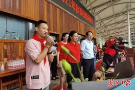 小学运动会上来了奥运冠军，杨威现场为孩子们加油助威图片