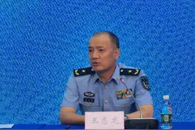 空军装备部副部长答南都：教10可缩短飞行员战斗力形成周期图片