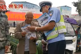 漯河交警为农村群众“零距离”服务 开展电动车免费上牌业务图片