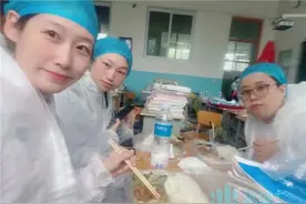 轻伤不下火线！崴脚的“小猴子”没掉队图片