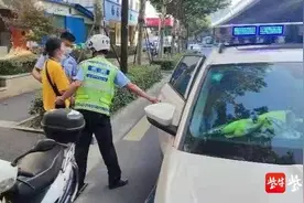 路边女子腹疼难忍，警方用巡逻车急送医治疗图片