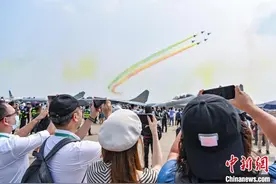 港澳青年观摩中国航展：很震撼 体现大国实力图片