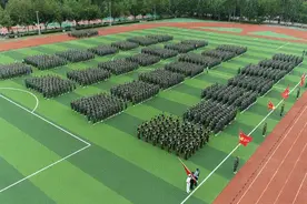 戎装展英姿！高清大图直击山东华宇工学院2021级新生军训汇演图片