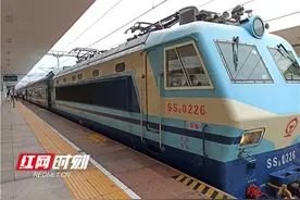 “城铁快巴”湖南“首秀”，长沙往常德张家界方向国庆加开11对软座客车图片