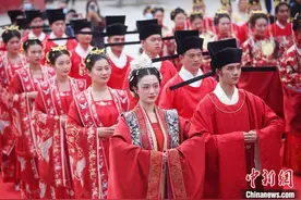 江苏徐州举办汉服集体婚礼“盛世汉缘·情定百年”图片