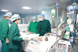双胞胎在妈妈腹中“抢食”两败俱伤，遗憾减胎总算救回一个图片