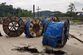 祝福祖国•守护平安丨路灯电缆被盗漆黑一片，窃贼藏匿山中破屋图片