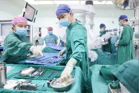 首例！山西白求恩医院成功实施“达芬奇”机器人肾移植手术图片