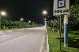 注意！交警严查夜间超速，夜晚千别“开飞机”图片
