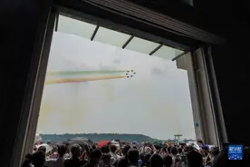 歼-10、歼-20在中国航展上进行飞行表演图片