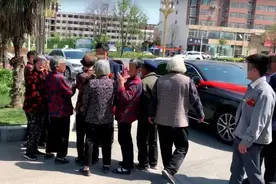 多名老人拦婚车讨红包！亲历者：往返拦了两次，新郎崩溃图片