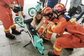 关注！连救两名被“卡”小孩，内江消防发出警示图片