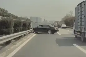 惊险！横穿多车道硬穿隔离带 黑色轿车竟然在G2高速上掉头图片