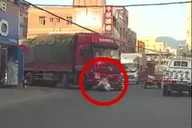 广东一女子骑车被卷入货车车底！连滚带爬拼命逃离，网友：万幸图片