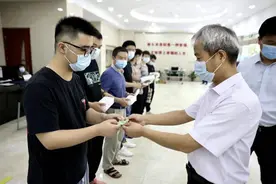 申报乘车卡后可全市免费乘车，武汉这项政策将惠及所有持证残疾人图片