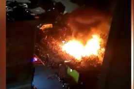 小区内电动车充电桩区域凌晨起火，物业称“几乎全烧了”视频封面
