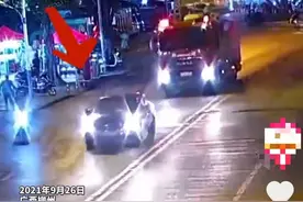 司机阻挡消防车5分钟，听到鸣笛仍不让？本人：以为正常开就行了图片