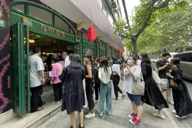 女子在上海PRADA菜场外把菜扔进垃圾车，看呆环卫工人图片