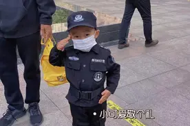 萌翻了！小可爱穿迷你警服“敬礼”白衣“战士”图片
