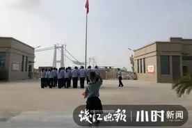国歌响起，乐清两岁警娃与爸爸同框敬礼，他的名字也很有故事图片