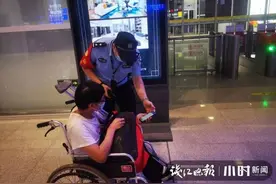 这一抱，太暖了！眼看时间不多，铁路民警抱起乘客冲进了绿皮火车图片