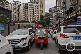驾车出门一堵就是半小时 重庆万科西九业主投诉小区出口长期拥堵图片
