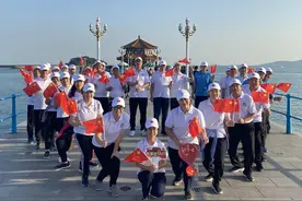 青岛的哥的姐开展不忘初心迎国庆 绿色低碳健步行活动图片