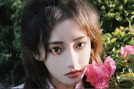 吴佳怡户外秋游大片甜美动人 鲜花映脸庞精致粉嫩娇艳图片