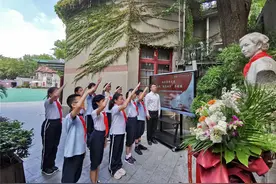 让英雄精神成为社会前行的精神指引！沪上大中小学今天这样缅怀英烈，致敬英雄图片