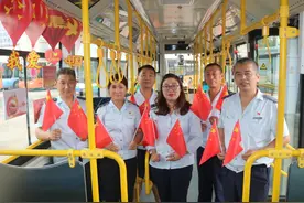 青岛公交车辆“换新装”迎国庆 邀市民祝语寄情祖国图片