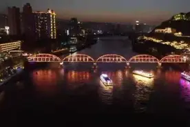 青年乘黄河游轮穿越百年铁桥：母亲河畔荡漾祖国赞歌图片