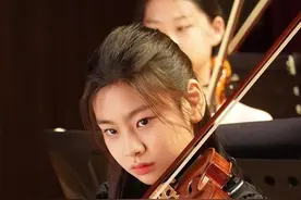 还记得《釜山行》里孔刘的女儿秀安吗？追星追得太成功了图片