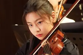 还记得《釜山行》里孔刘的女儿秀安吗？追星追得太成功了图片