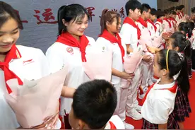 冠军回母校 共话师生情图片