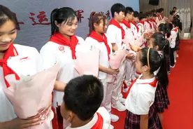 冠军回母校 共话师生情图片