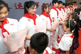 冠军回母校 共话师生情图片