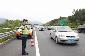 揭博高速在古竹站设“潮汐车道”缓解通行压力图片